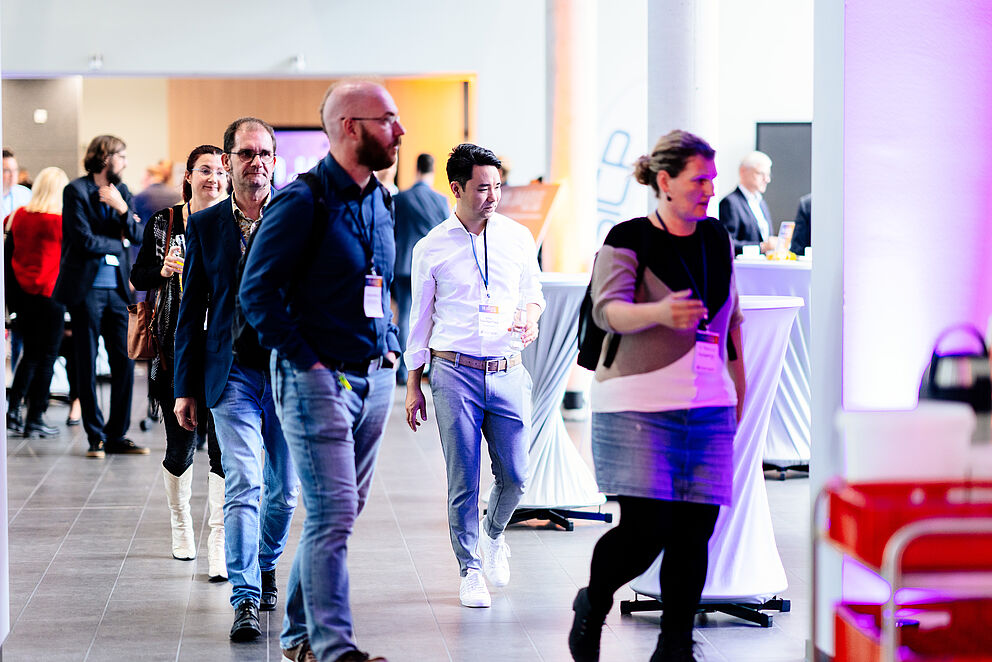 Eine Menschenmenge auf dem SICP-Symposium 2023
