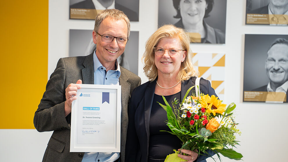Prof. Dr. Burkhard Hehenkamp gratuliert Frau Dr. Yvonne Groening zur Aufnahme in der Hall of Fame.
